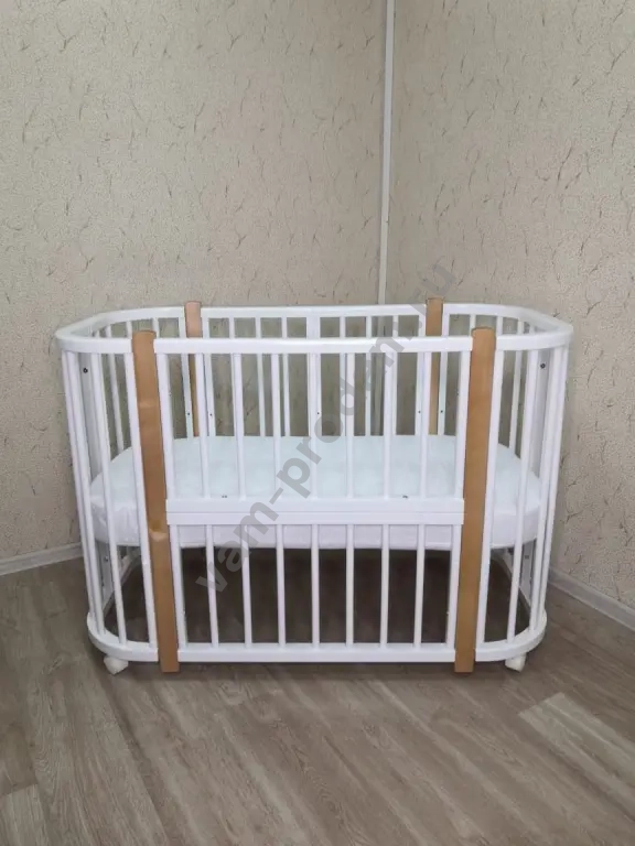 Детская кроватка и пеленальный комод