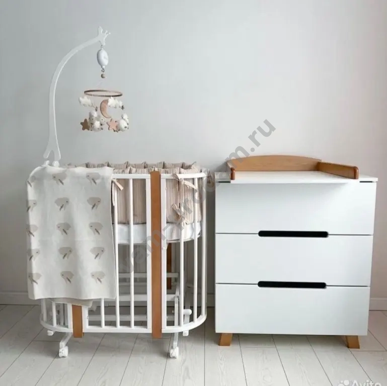 Детская кроватка и пеленальный комод