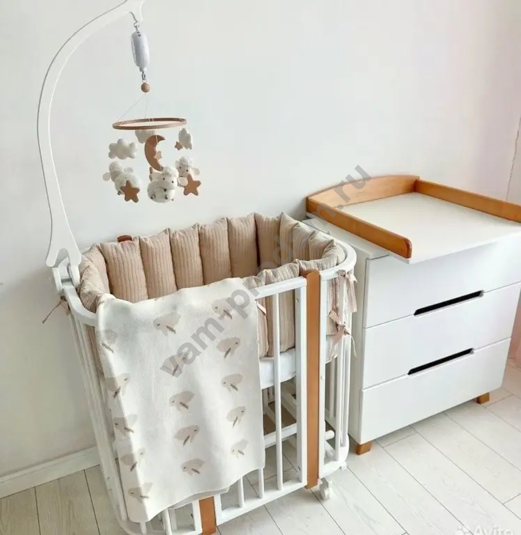 Детская кроватка и пеленальный комод