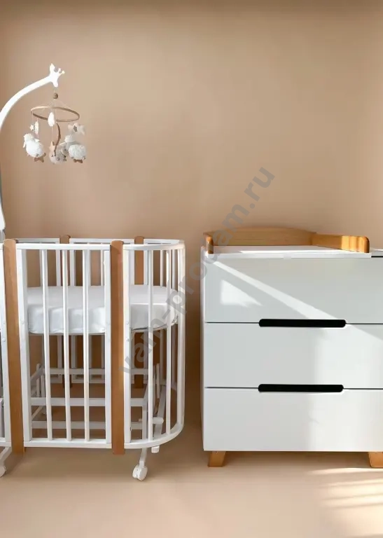Детская кроватка и пеленальный комод