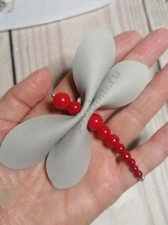 Брошь "Стрекоза" из натуральной кожи и коралла