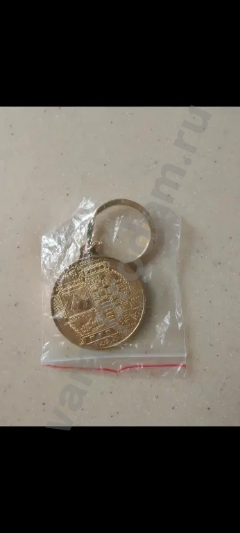 Биткоин - брелок.