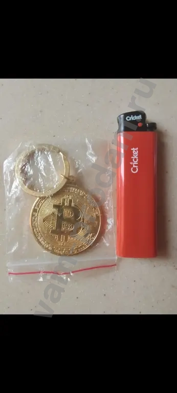 Биткоин - брелок.