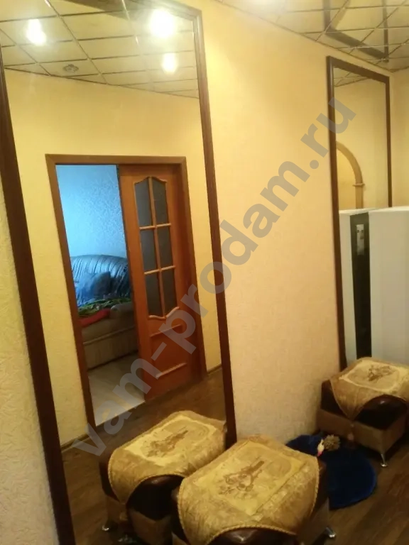 Оформление интерьера: ростовые зеркала + пуфики