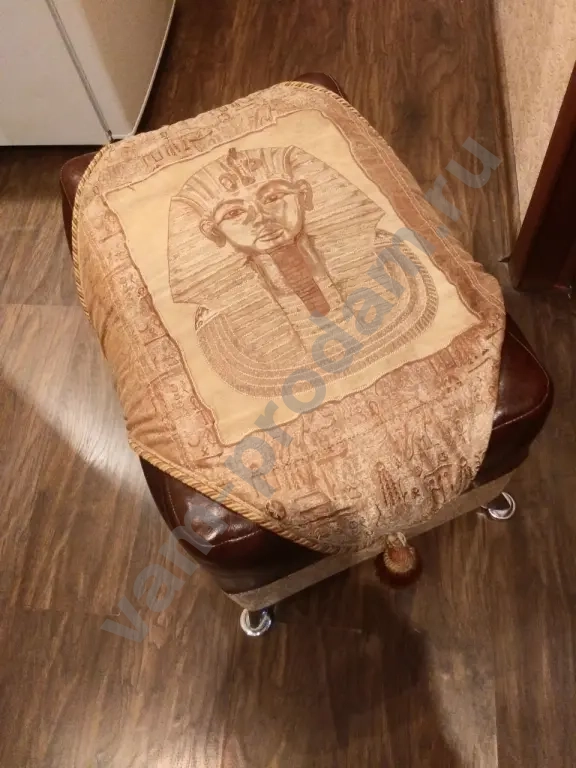 Оформление интерьера: ростовые зеркала + пуфики